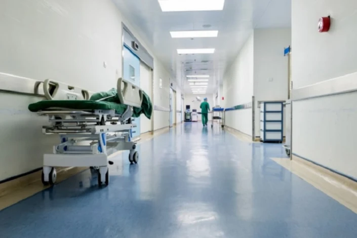 Sumqayıtda pəncərədən yıxılan qızın vəziyyəti KRİTİKDİR