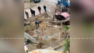Sumqayıtda qurumuş ağac avtomobilin üstünə düşüb