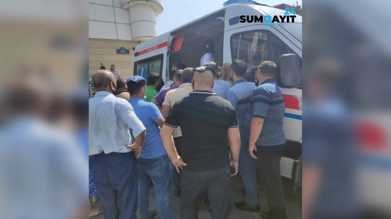Asan Xidmətin Sumqayıt filialının önündə vaksinasiya mobil punktu xidmət göstərir