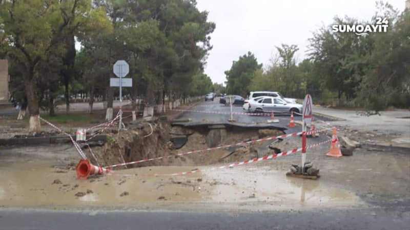 Sumqayıt Dövlət Universitetinin yaxınlığında yol çöküb