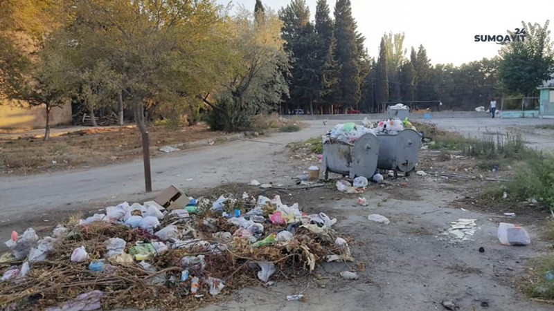Xəzər bağlarında küçə boyunca tullantılara rast gəlmək olur