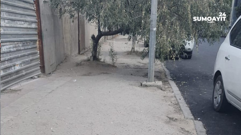 Sumqayıt: Üzeyir Hacıbəyov küçəsinin bir hissəsində piyada üçün səkilər dağılmış haldadır