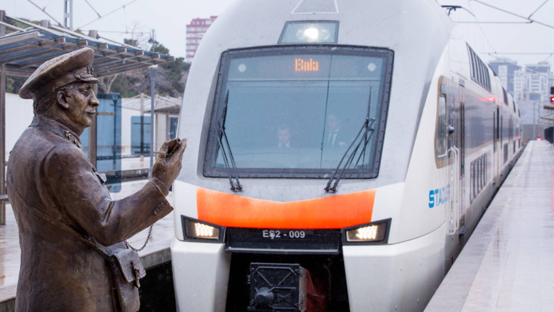 Sumqayıtdan Bakıya gedən sürət qatarında sərnişin sıxlığı yaşanır