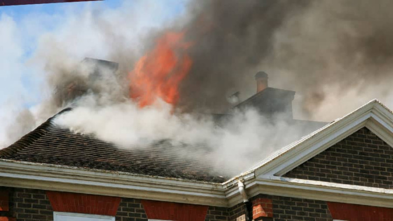 Sumqayıt şəhərində ikimərtəbəli tikilidə yanğın baş verib