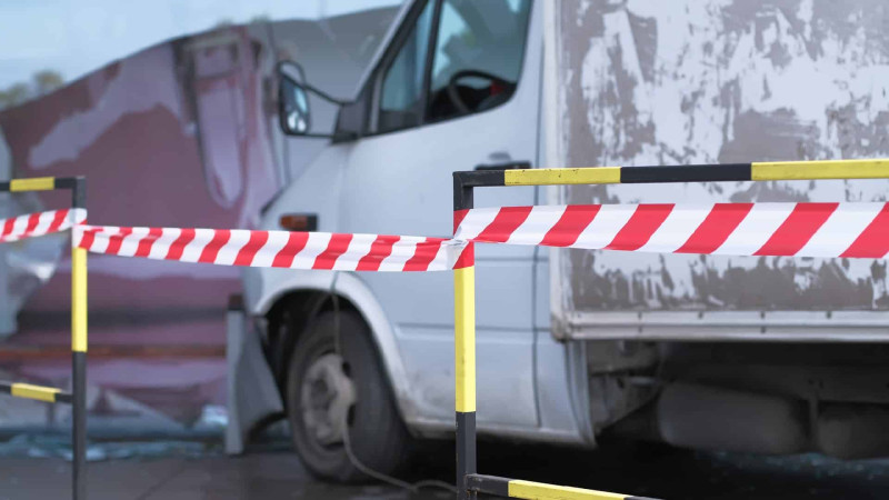 Sumqayıtda qəza: yük maşını sərnişin avtobusuna çırpılıb