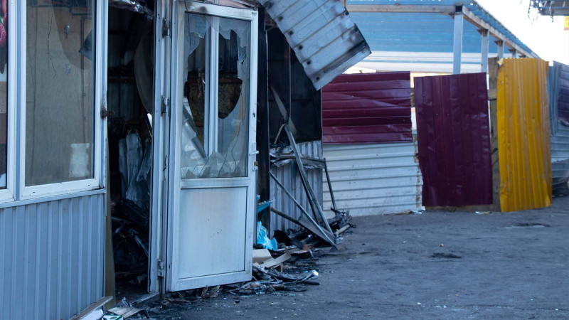 Sumqayıtda avtomobil bazarı ərazisində dönərxana yanıb