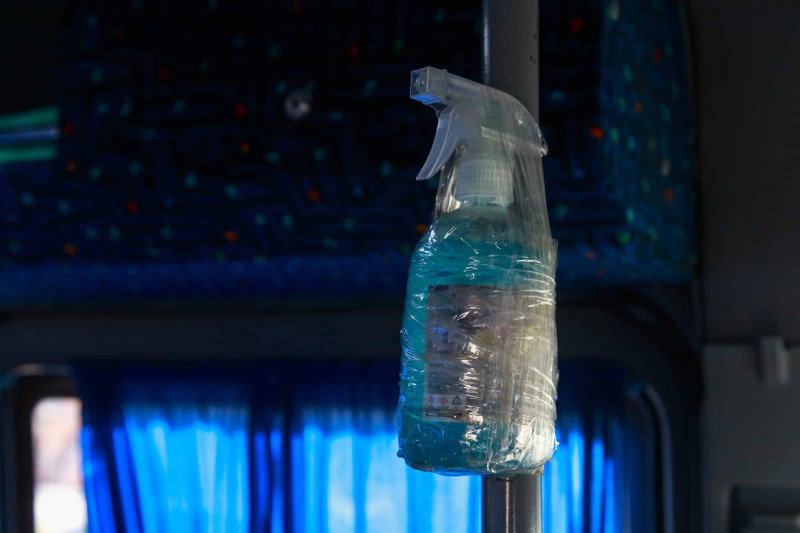 Sumqayıtda avtobuslarda əl dezikfantları yararsız hala düşüb