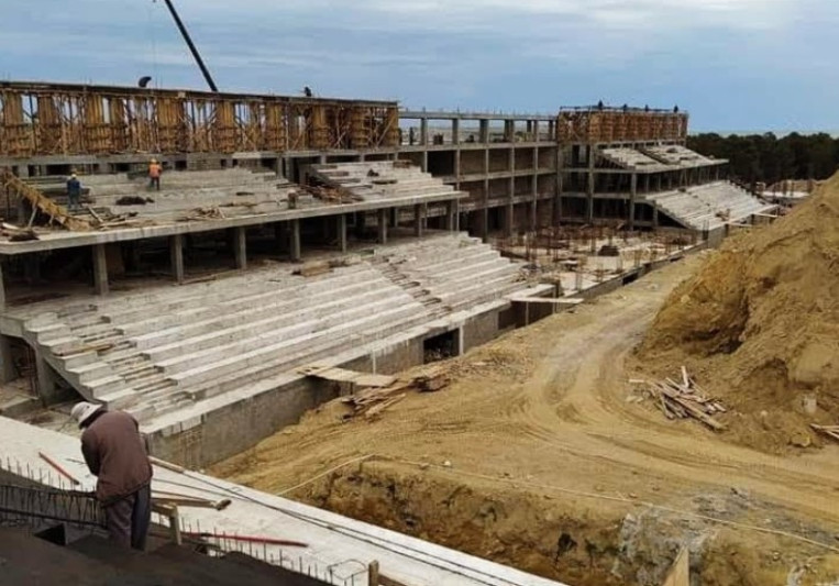 Sumqayıt: Mehdi Hüseynzadə adına stadionda yenidənqurma işləri bərpa olunur