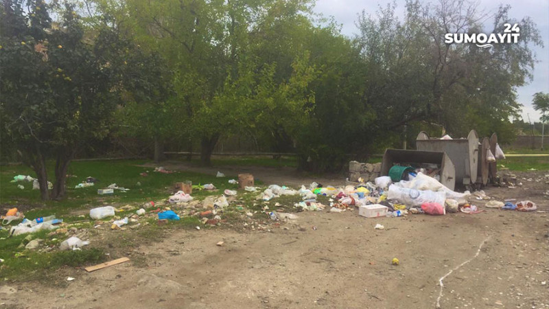 Sumqayıtın Hacı Zeynalabdin qəsəbəsində yaşayış binalarının yanında natəmizlik hökm sürür