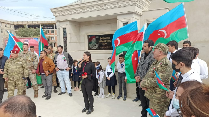 Sumqayıtda kəşfiyyatçı şəhid Azər Salmanova xatirəsinə həsr olunmuş  barelyefinin açılışı keçirilib