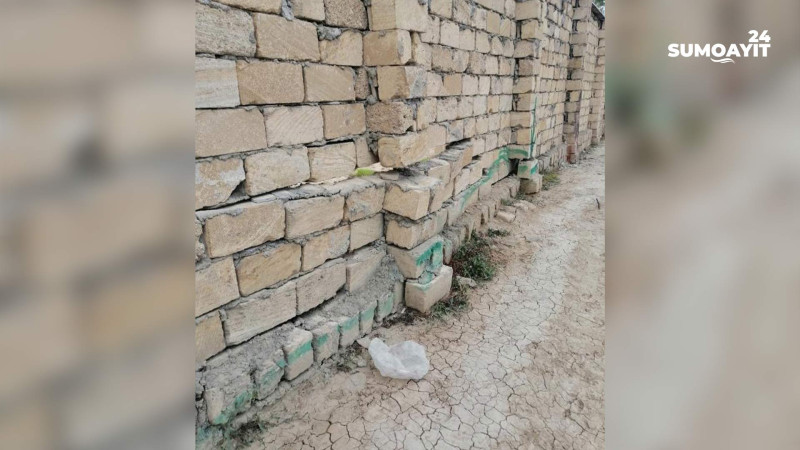 Sumqayıt: Sülh küçəsində yolda hasarın bir hissəsi dağılmış vəziyyətdədir