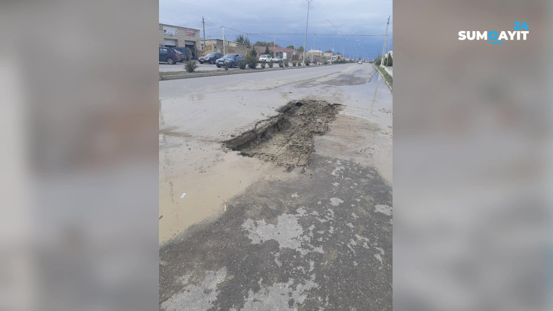 Sumqayıt: Çerkassı küçəsində su borusu partlayıb