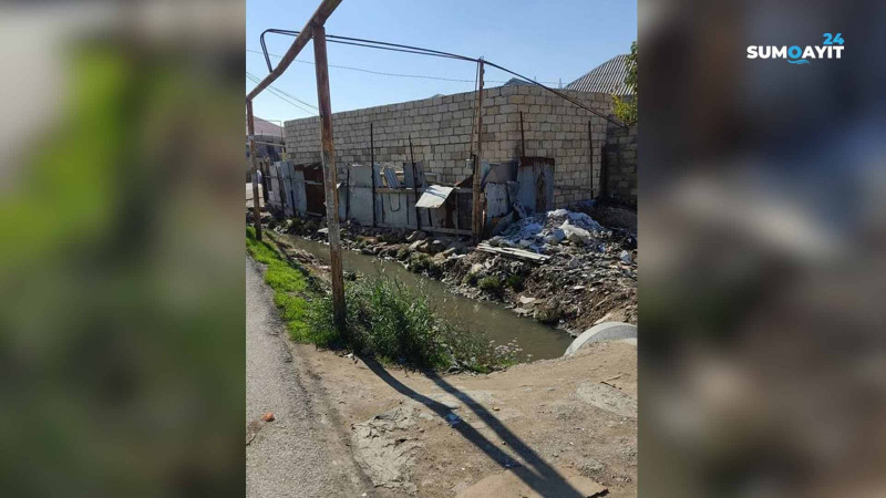 Sumqayıt: Yaşıl dərədə çirkab sular yerin üstü ilə axıdılır