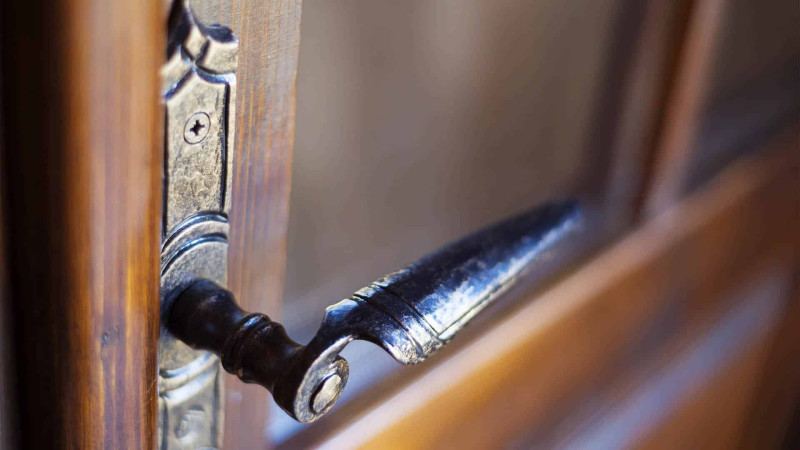 Sumqayıtda bir nəfər mənzildə bağlı qapı arxasında köməksiz vəziyyətdə qalıb