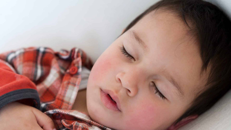 Sumqayıt: qonşuya təhvil verilən uşağın atası övladına sahib çıxmaq istədi