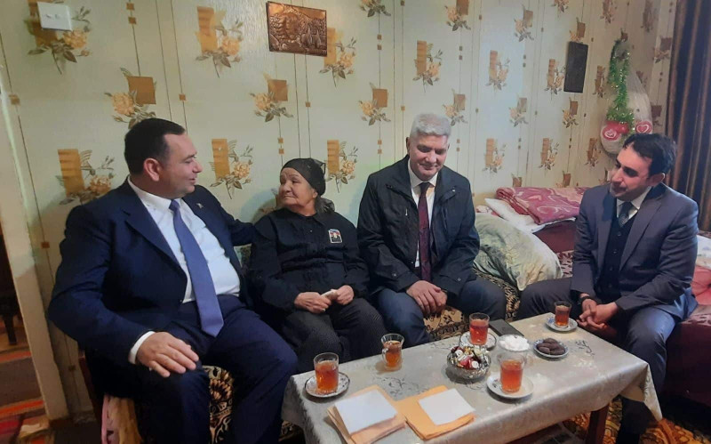 Sumqayıtda yaradılan Əlaqələndirmə Mərkəzinin əməkdaşları şəhid ailəsini ziyarət edib