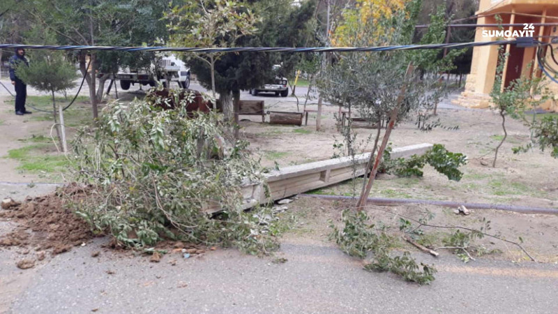 Sumqayıt: 4-cü mikrorayonda yaşayış evinin yanında elektrik dirəyi aşıb