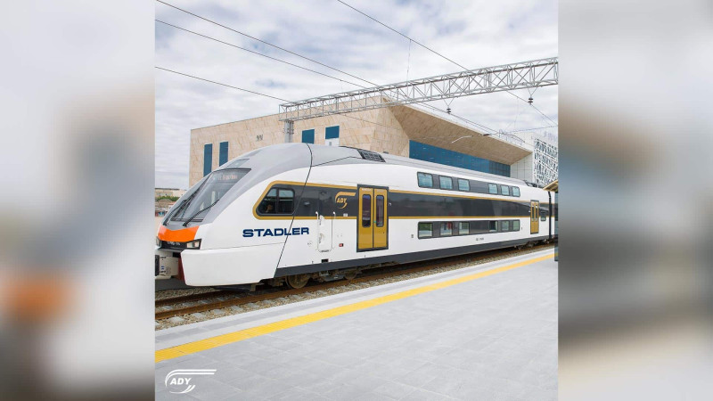 Bakı-Sumqayıt qatarının şüşəsini sındırıblar