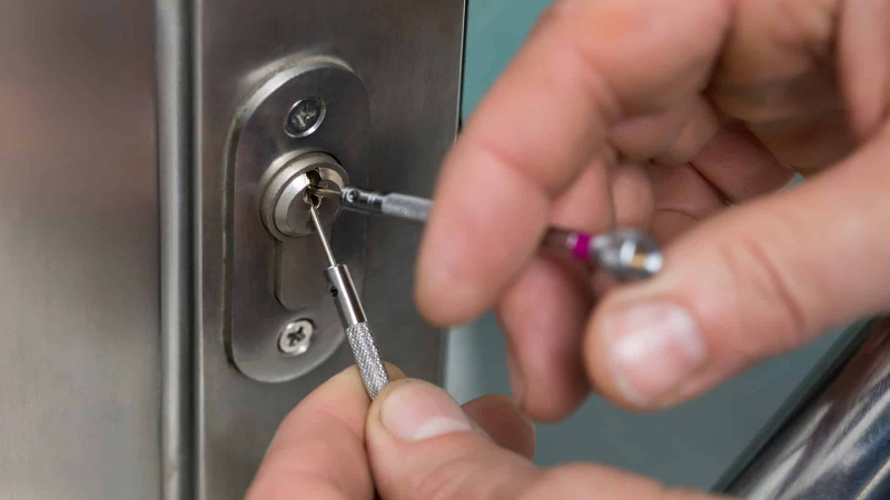 Sumqayıt: 5 nəfər bağlı qapı arxasında qalıb