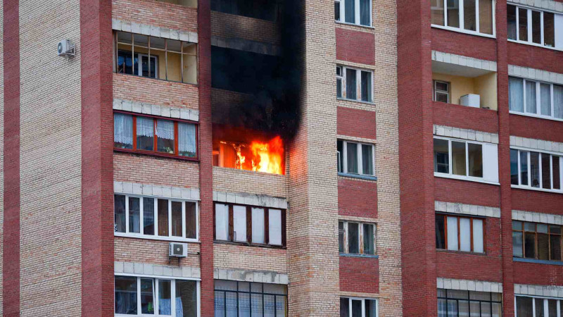 Sumqayıtda doqquzmərtəbəli yaşayış binasında yanğın baş verib