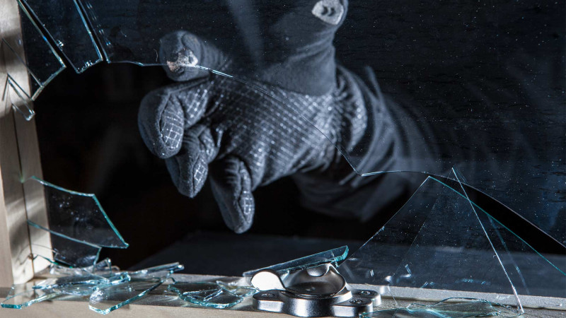 Sumqayıtda qardaş doğma qardaşının evindən oğurluq etdi