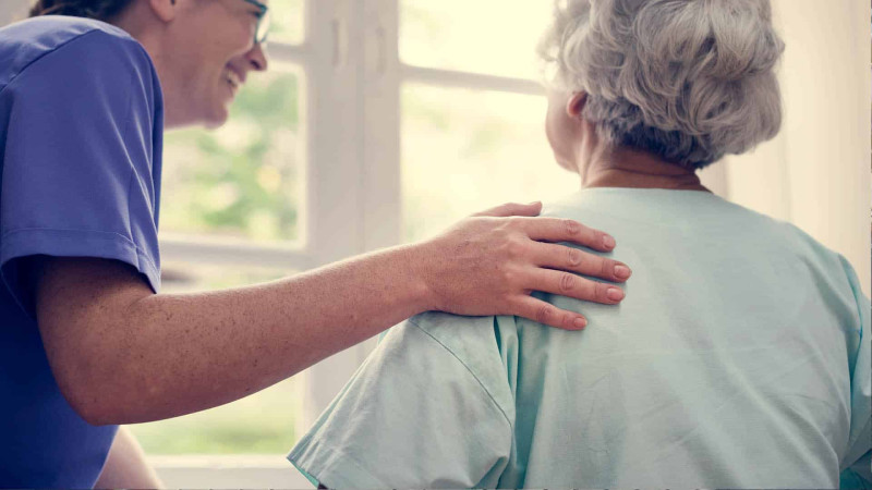 Sumqayıt: 99 yaşlı qadın peyvənd olundu