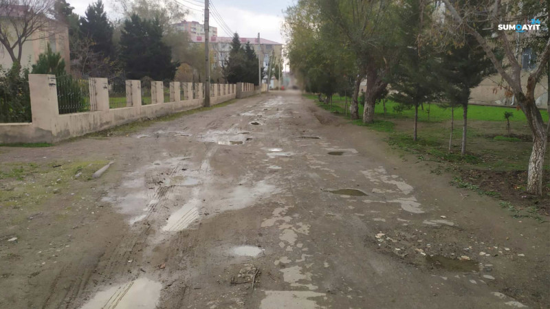 Sumqayıt: 14 nömrəli məktəbə aparan yolun təmirə ehtiyacı var