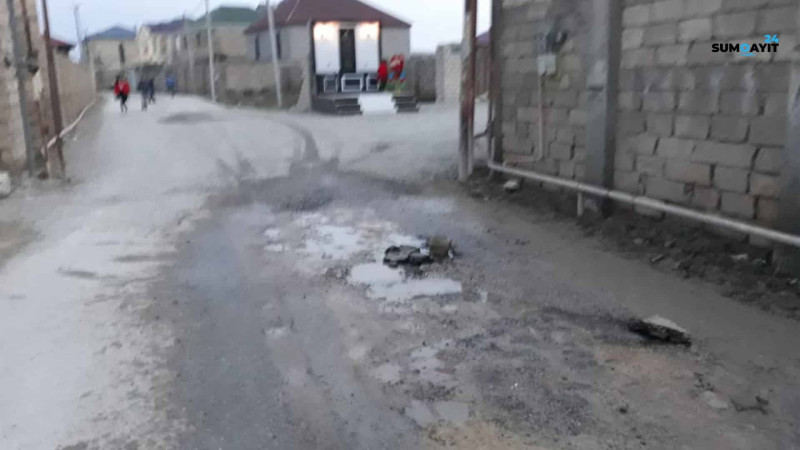 Corat bağları: asfalt örtüyünün olmaması sakinlərə çətinlik yaradır