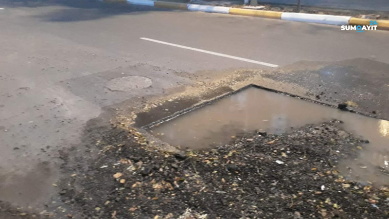 Sumqayıtda yaranan cökəklik sürücələrə təhlükə yaradır
