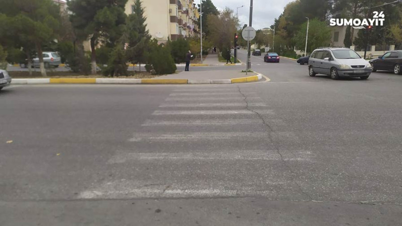 Sumqayıtda piyada zolaqlarının rəngi solub