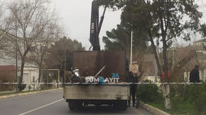 Sumqayıt: Lermontov küçəsində işıq dirəkləri sökülüb