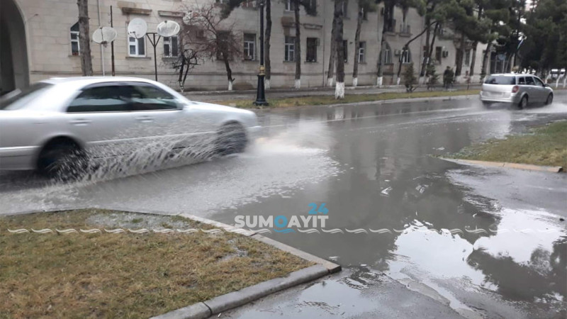 Sumqayıt: bir çox küçə və məhəllələri su basıb