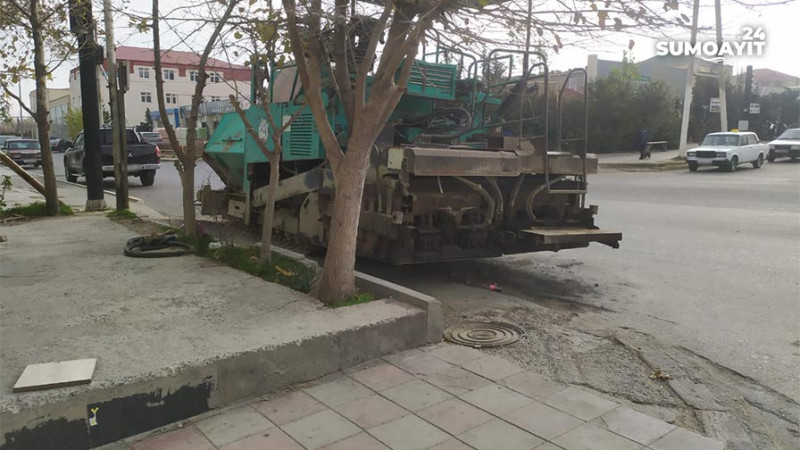 Sumqayıt: İsmət Qayıbov küçəsində asfalt tökən maşın sürücülərə maneə yaradır