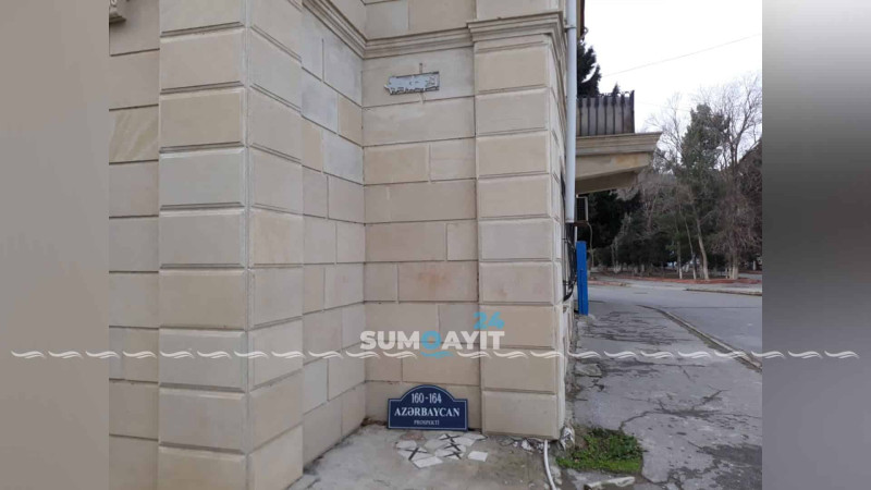 Sumqayıtda üzərində Azərbaycan prospektiyazılan lövhə qoparaq yerə düşüb