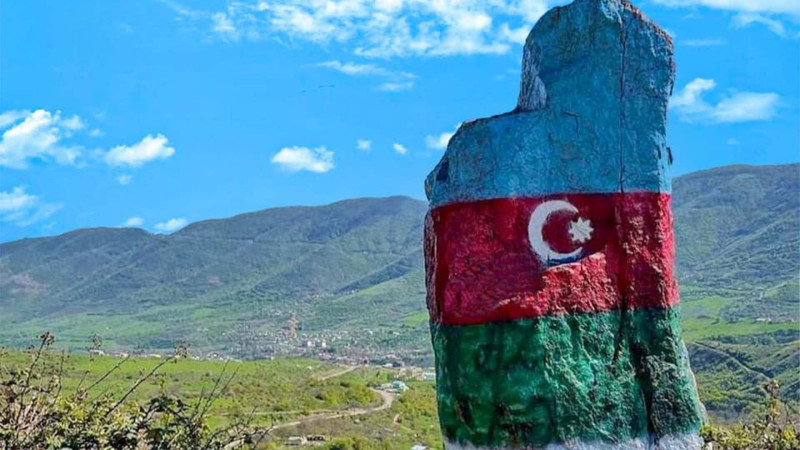 İşğaldan azad edilmiş Hadrutda qayanı bayrağımızın rənglərinə boyayan  sumqayıtlı istedad Əkrəm Qurbanov