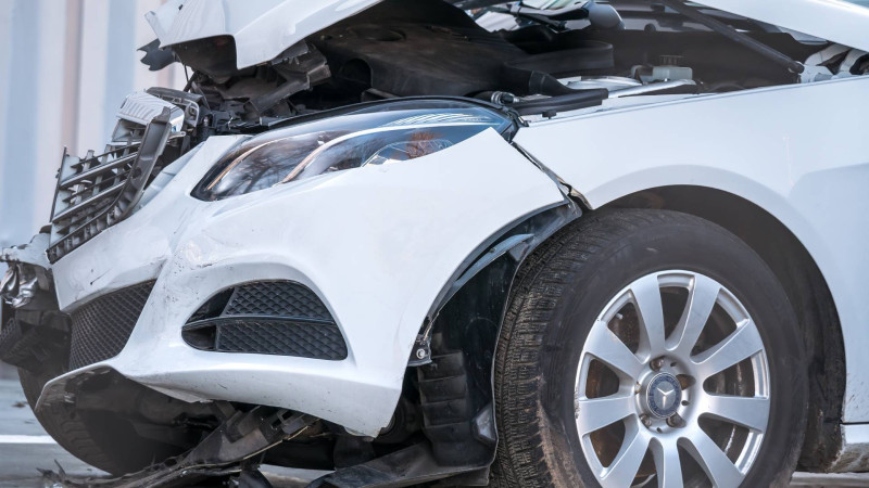 Novxanı: minik avtomobili elektrik dirəyinə çırpılıb