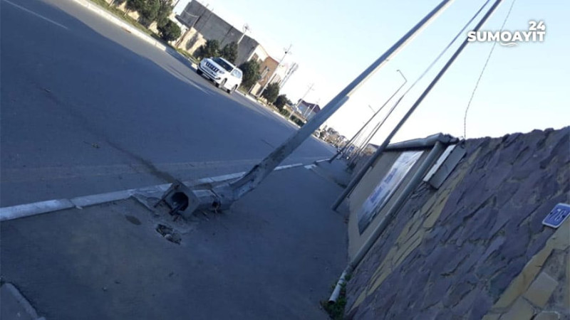 Saray qəsəbəsində səkinin üzərinə işıq dirəyi düşüb