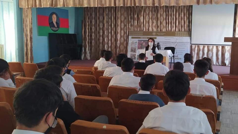 Sumqayıt Peşə Təhsil Mərkəzinin nümayəndəsi qobulu şagirdlərə seminar keçirib