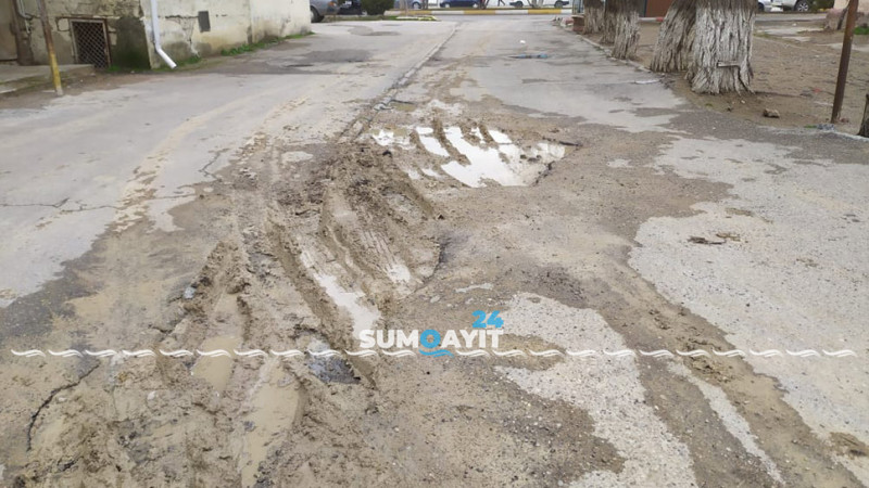 Sumqayıt: 4-cü mikrorayonda yol dağılmış vəziyyətdədir