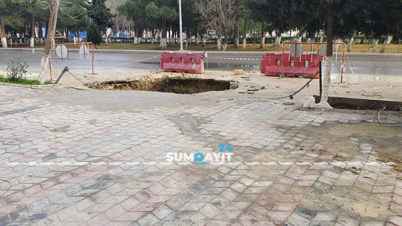 “Heydər” parkın önündə olan “buzlu yol” problemi aradan qaldırılır