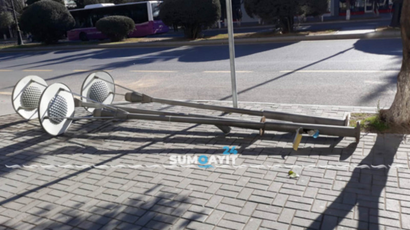 Sumqayıt: Sülh küçəsi boyunca işıq dirəkləri sökülür