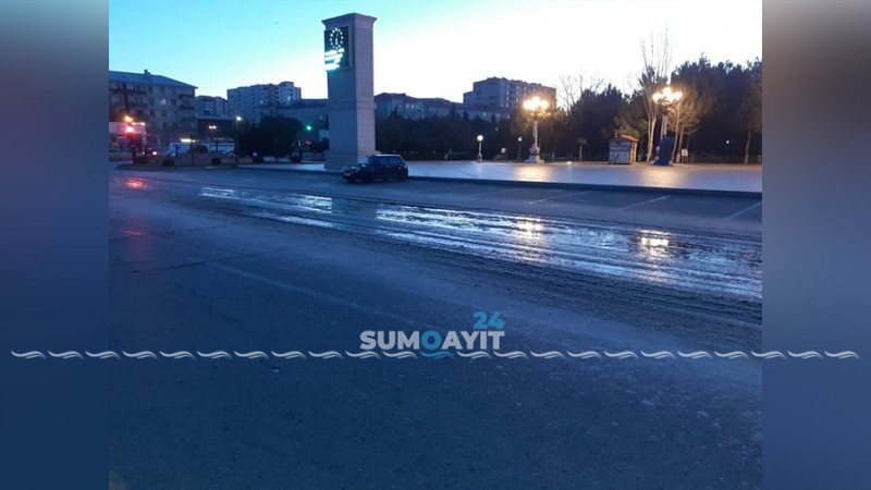 “Heydər parkı”nın önündəki yolu buz bağlayıb: sürücülər təhlükəli anlar yaşayıblar