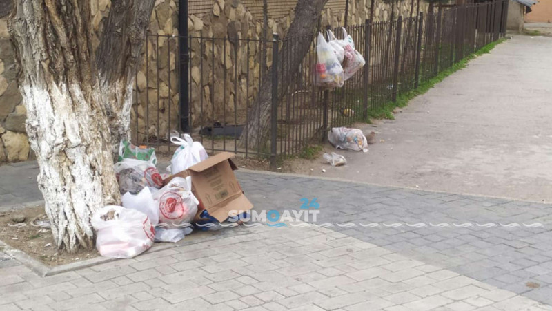 Sumqayıt: 2-ci mikrorayonda yol boyunca zibil torbaları düzülüb