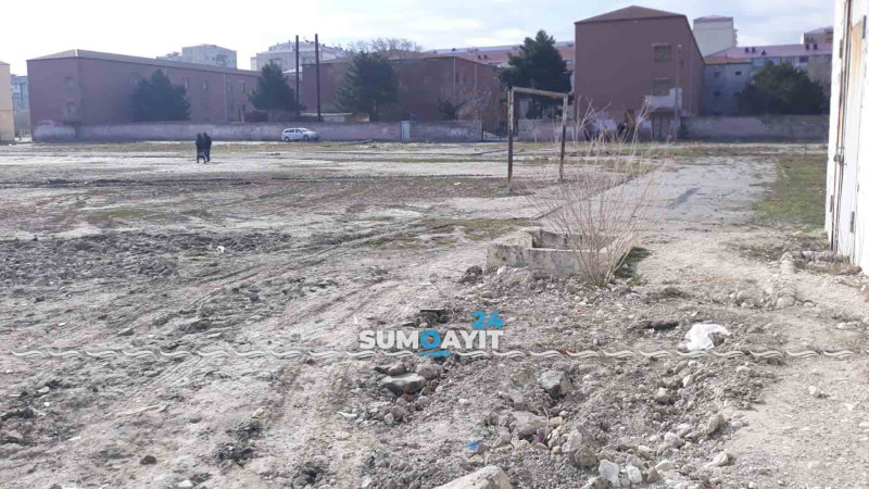 Sumqayıt: 13-cü mikrorayonda baxımsız stadion