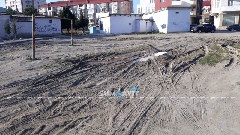 Sumqayıt: “Təfəkkür” liseyinin və 13 nömrəli məktəbin stadionu yararsız vəziyyətdədir