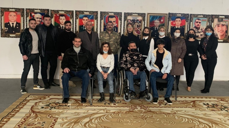 Qazilər “Zirvəyə ucalanlar” adlı sərgidə olublar