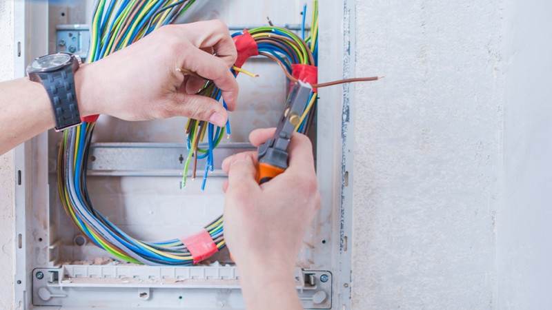 Ceyranbatan qəsəbəsində bəxbəxt hadisə: 40 yaşlı kişini elektrik cərəyanı vurub