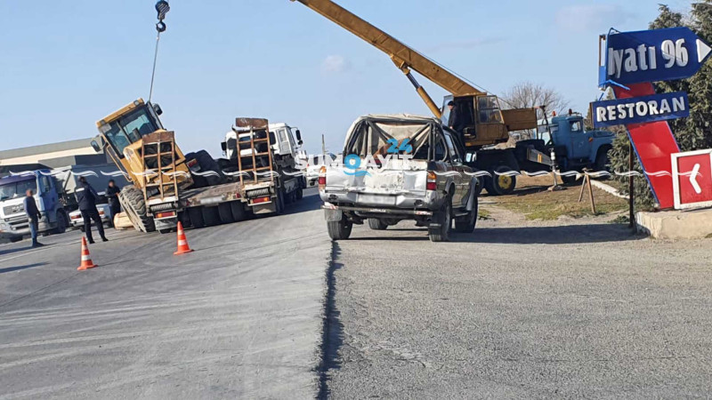 H.Z. Tağıyev qəsəbəsinə gedən yolda avtoqreyder aşıb