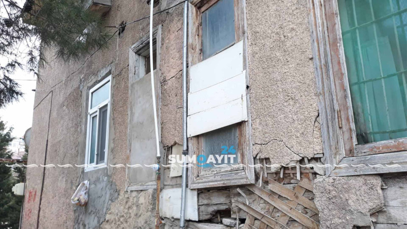 17-ci məhəllə ərazisində qəzalı vəziyyətdə olan ikimərtəbəli bina var