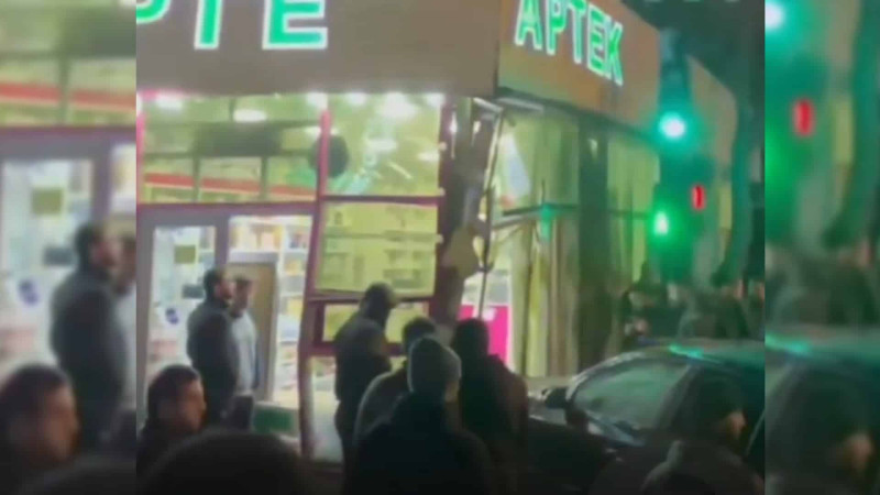 Sumqayıt sakini avtomobil ilə aptekə “girdi”